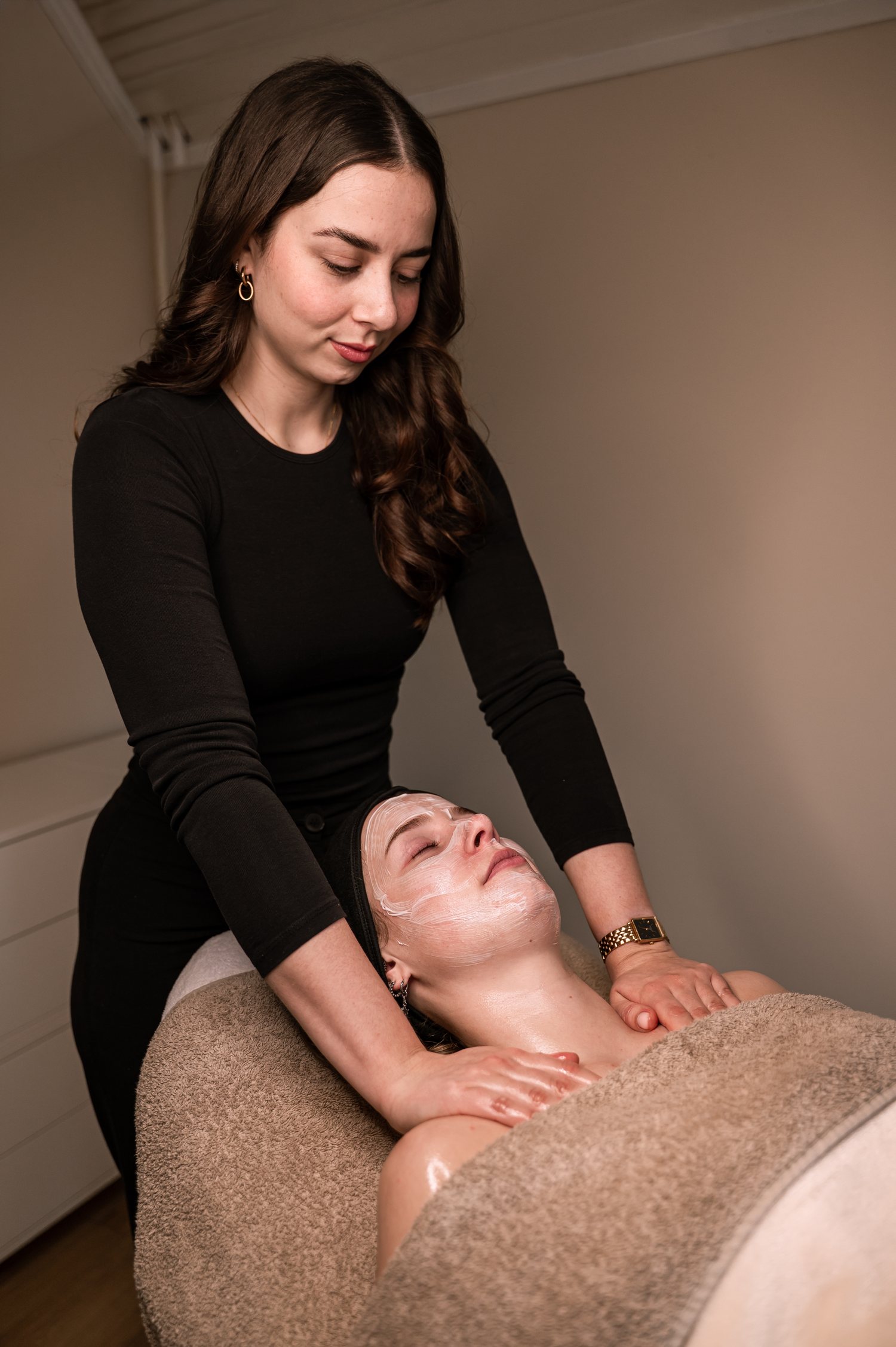 Massage van het gezicht tijdens een behandeling bij Skin and Glow