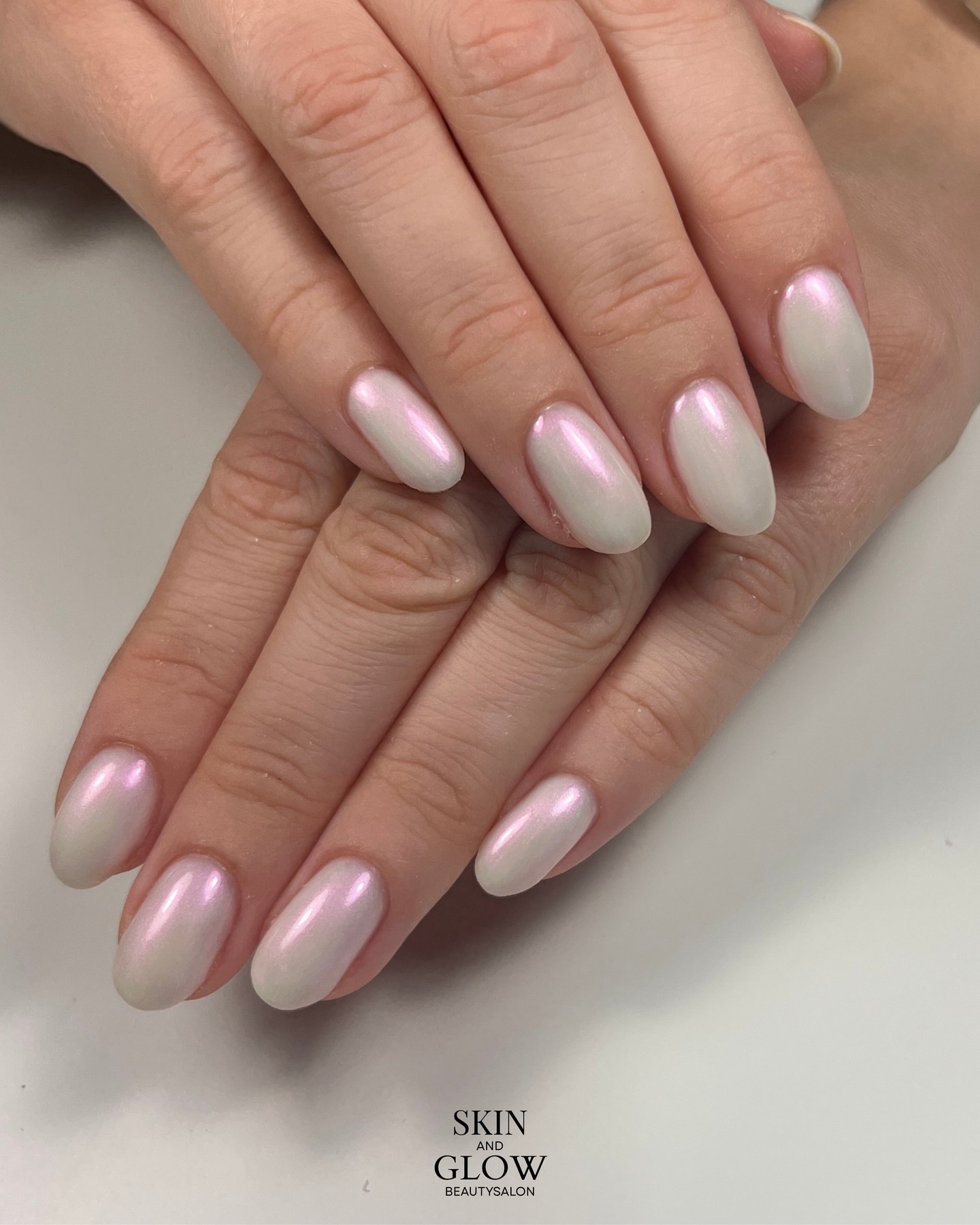 Naturelroze BIAB nagels met een glanzende afwerking