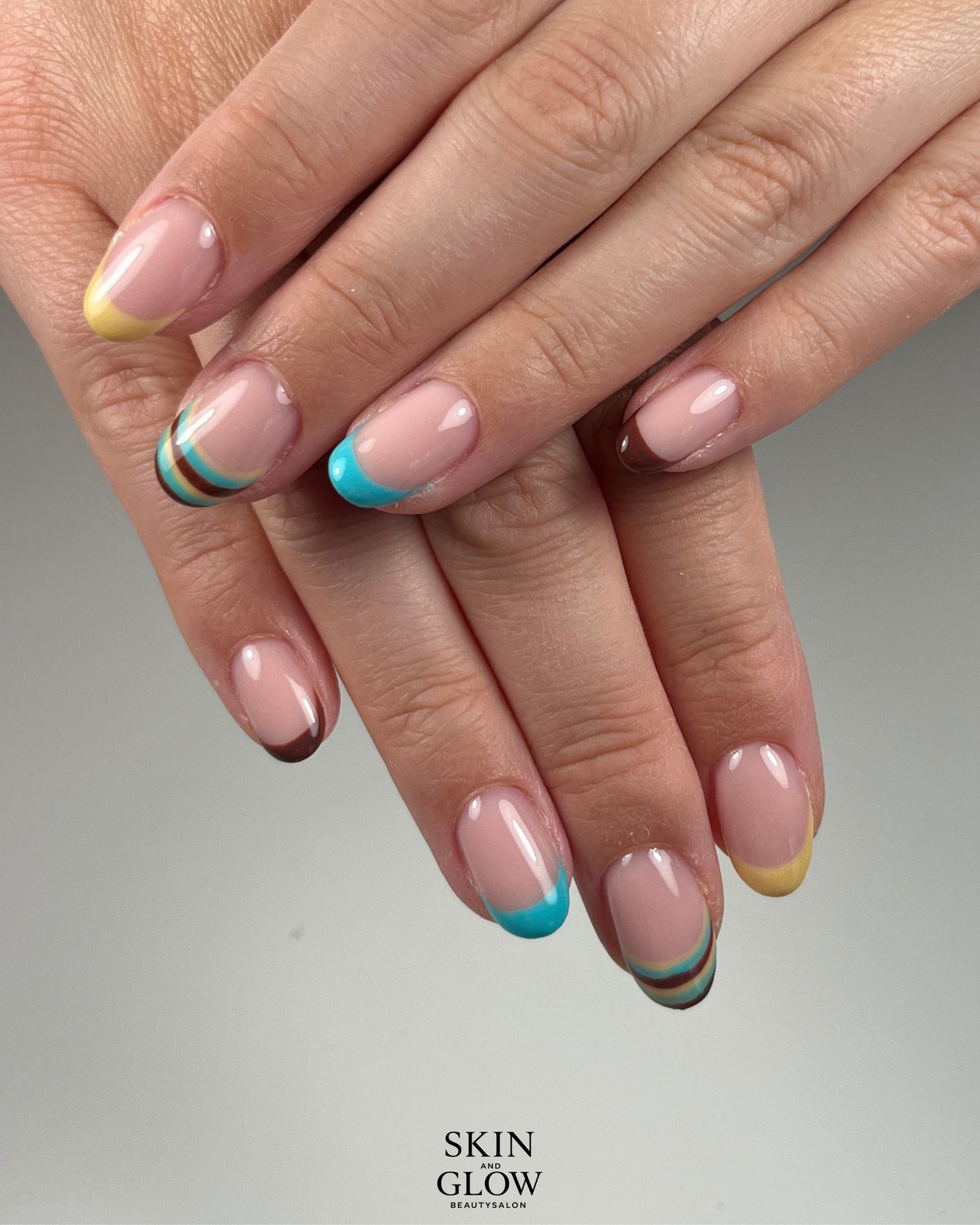 BIAB nagels met kleurrijke French tips