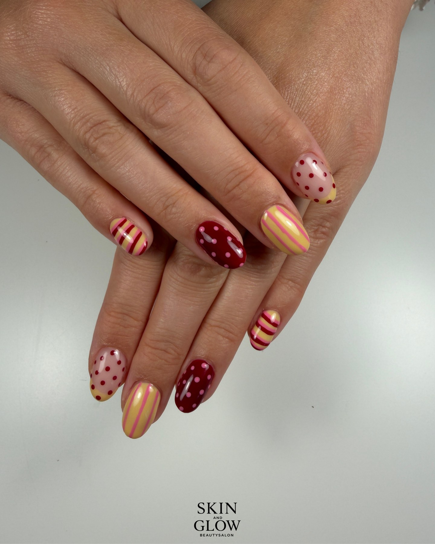 Rode en gouden nagels met creatieve nailart