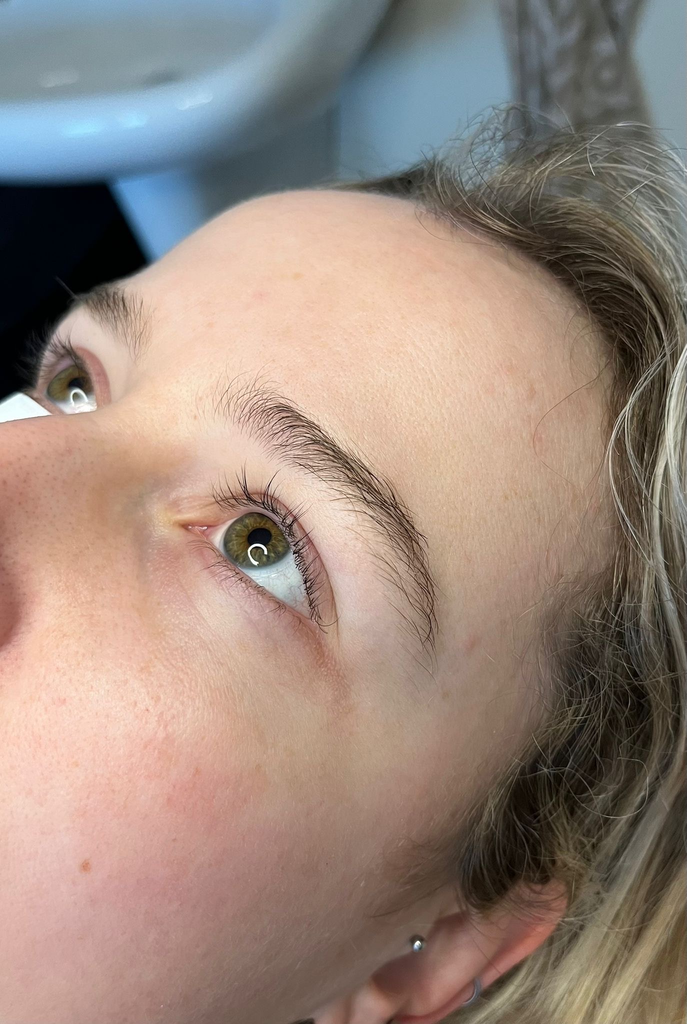 Voor de behandeling: natuurlijke wenkbrauw zonder de bijgewerkte vorm