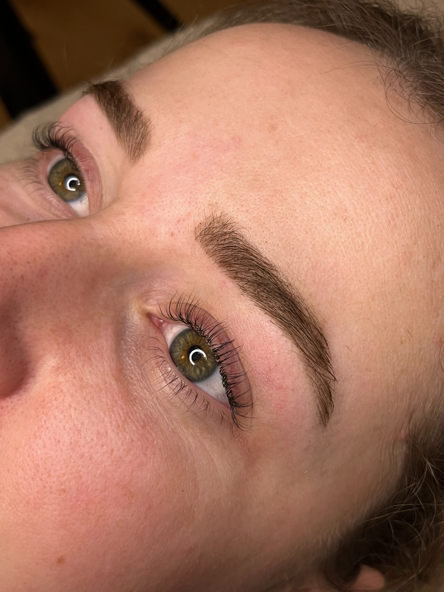Wenkbrauwen na een behandeling bij Skin and Glow